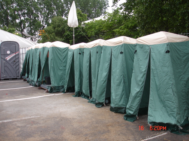 Urinoirs sous tentes et cabines monoblocs desossées et mises sous tentes