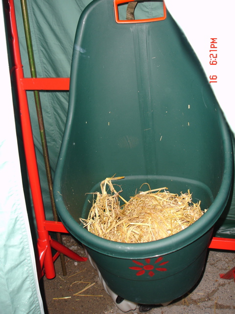 Urinoirs reliés à des bidons de 50 l