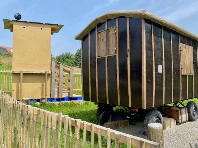 La roulotte tzigane et la cabine de toilette à compostage à l''arrière