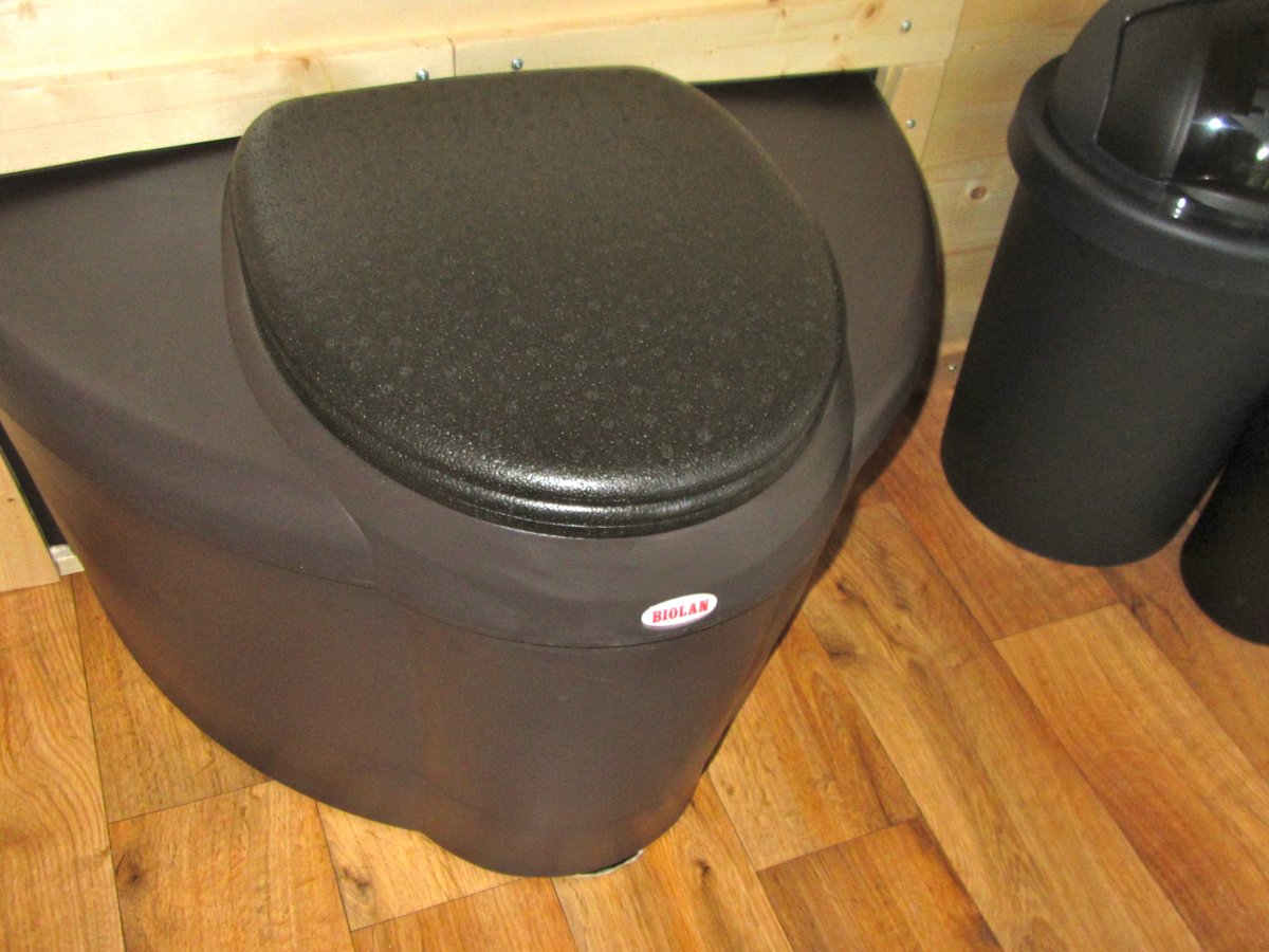 Toilettes à compostage intégré