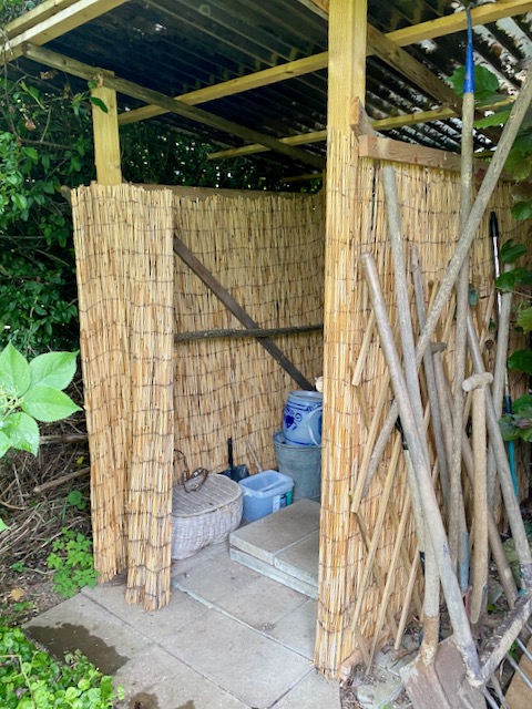 Toilette sèche et remise pour les outils, 2 en 1 !