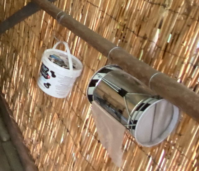 Porte papier de toilettes en boîte à biscuit recyclée