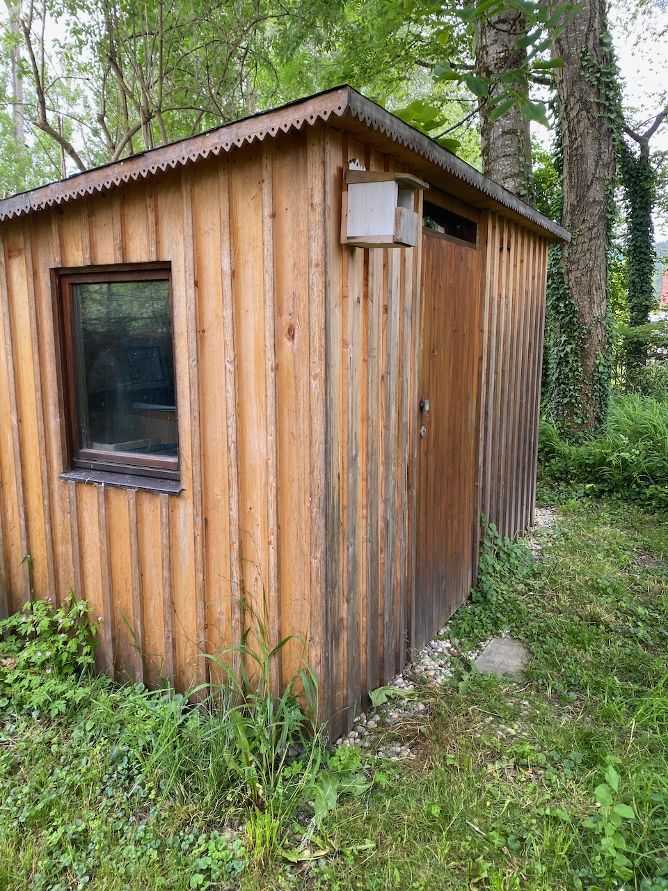Une grande cabane pour accueillir les toilettes
