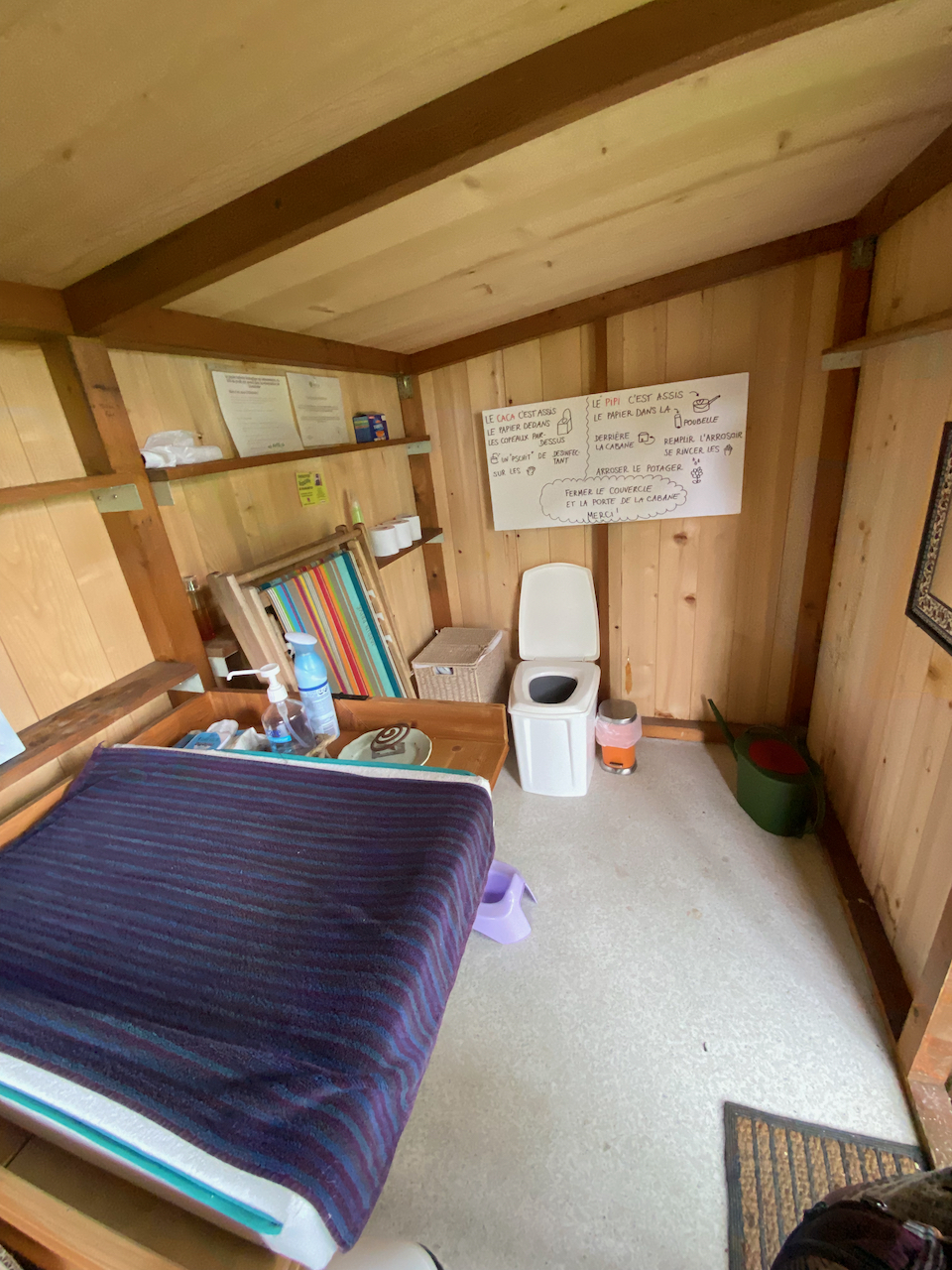 Tout le confort pour les petits avec la table à langer et les toilettes sèches pour les grands !