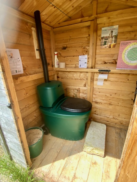 Une toilette simple et fonctionnelle dans un espace rationnel